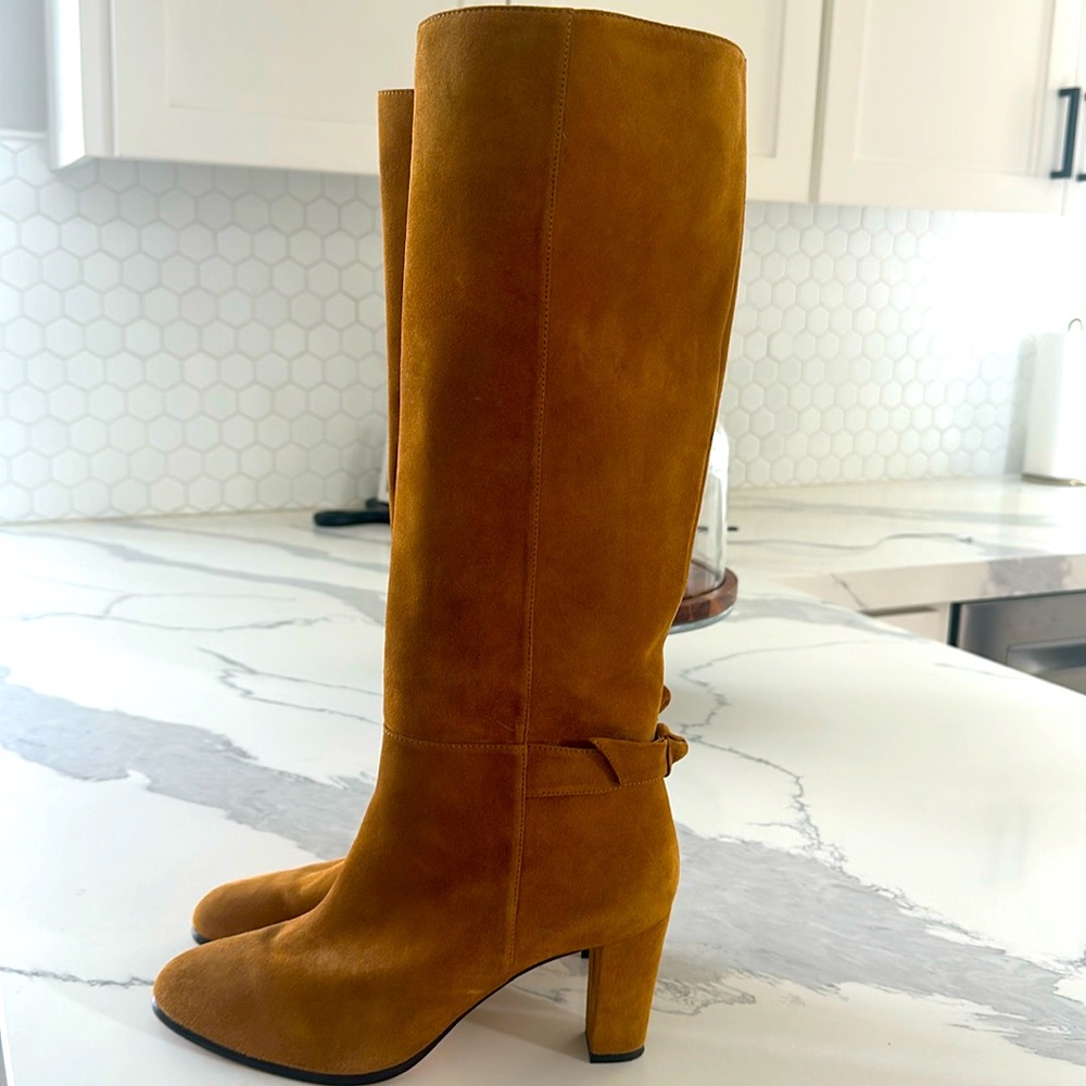 Beautiful Boots . Women’s boots only worn 1 time . Mostly in doors.